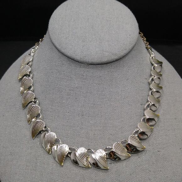 Vintage 1950s Signed Heart Leaves Choker Necklace, Rhodium Plated - Picture 6 of 10